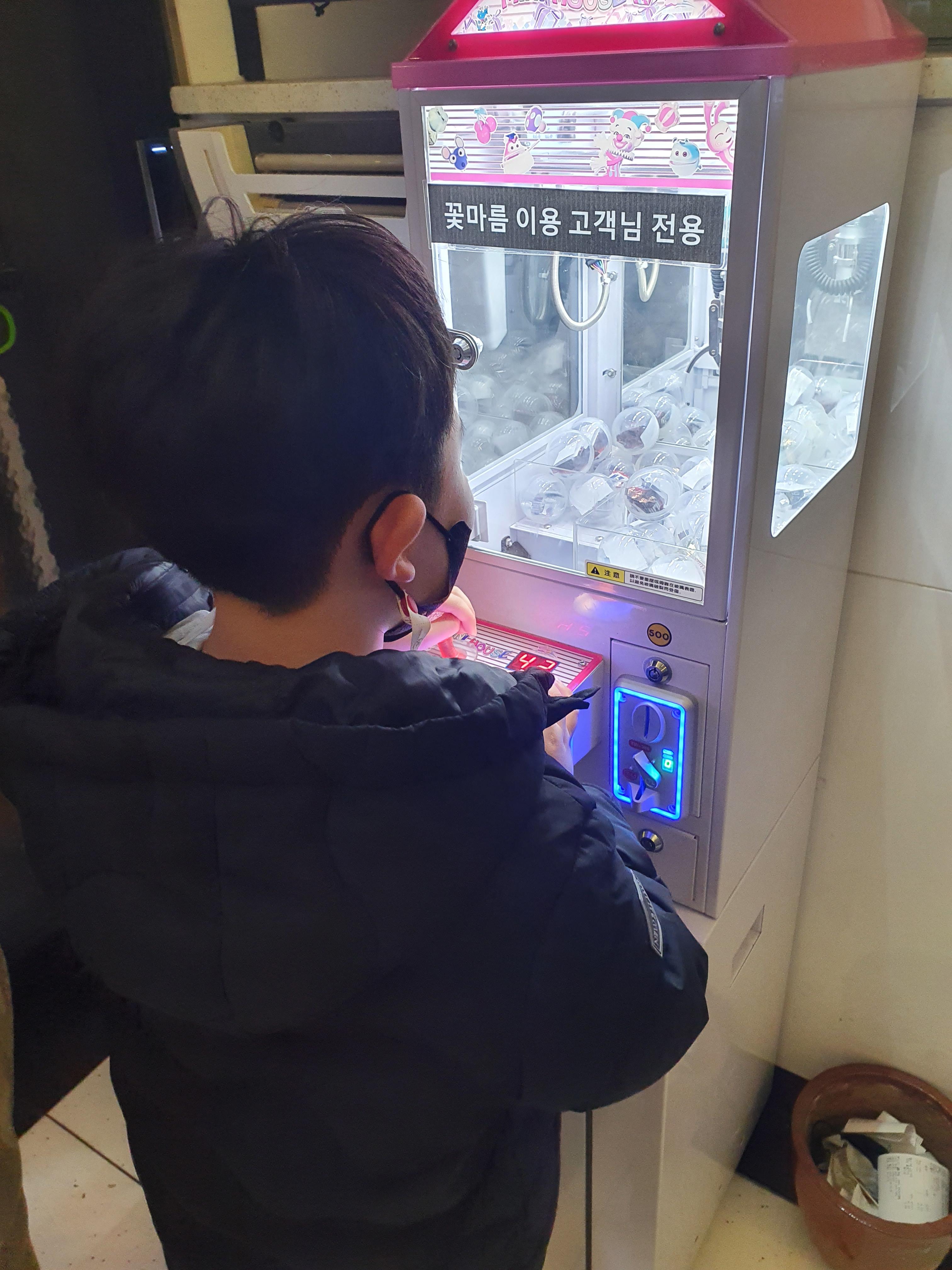 초코바 뽑는 기계! 돈은 계산하고 사장님께서 뽑기돈을 주십니다. ㅎㅎ