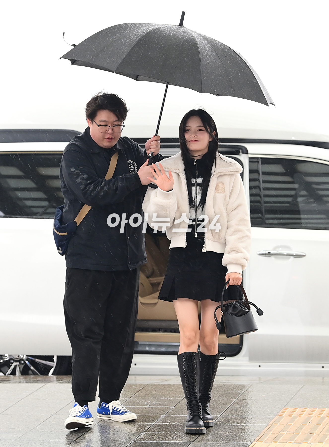 그룹 피프티 피프티 멤버 키나가 미국 LA에서 열리는 '2023 빌보드 뮤직 어워드' 프라이빗 파티 참석차 16일 인천국제공항을 통해 출국하고 있다. [사진=정소희 기자]