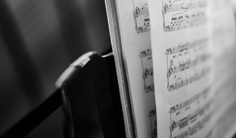 피아노와 악보 사진