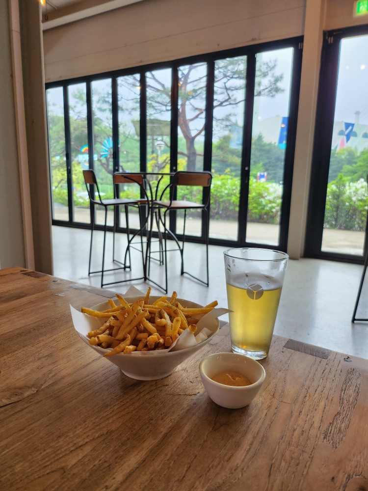 테이블에 놓인 맥주와 감자튀김