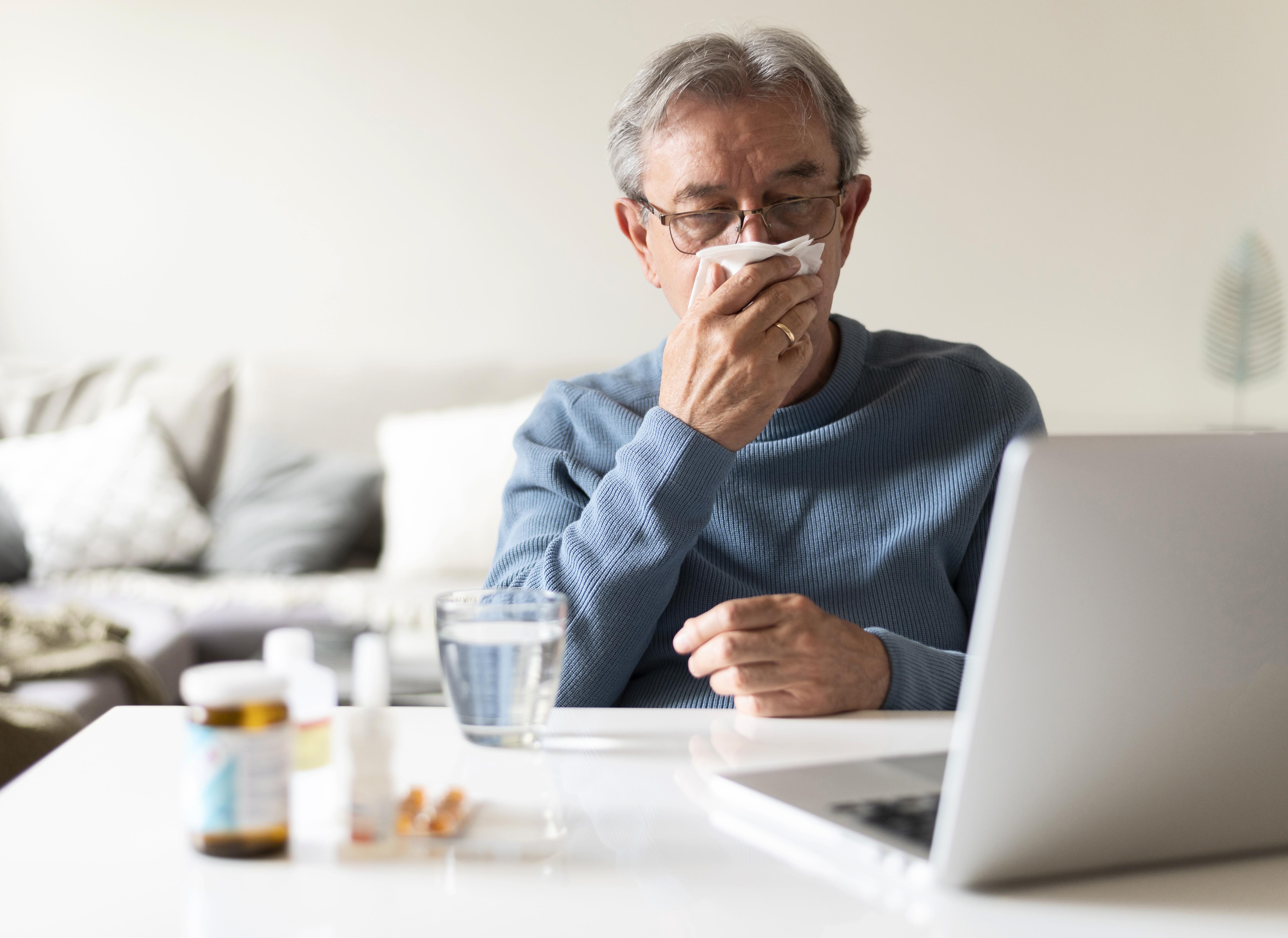 감기와 싸우며 업무를 하는 중