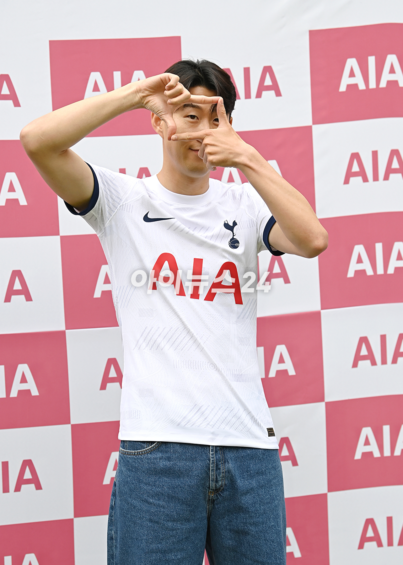 축구선수 손흥민이 4일 오후 서울 동대문구 글로벌지식협력단지에서 열린 AIA생명 소아암 어린이 돕는 사회공헌 캠페인에 참석해 포토타임을 갖고 있다. [사진=곽영래 기자]