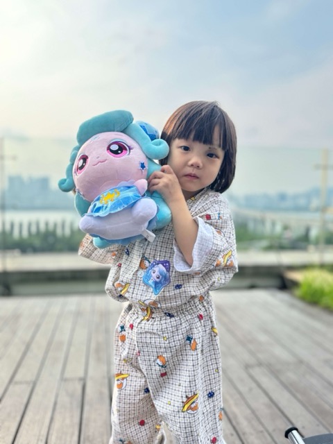 인형들고 있는 아이