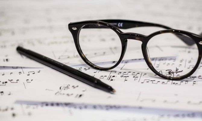 악보와 안경, 볼펜 사진