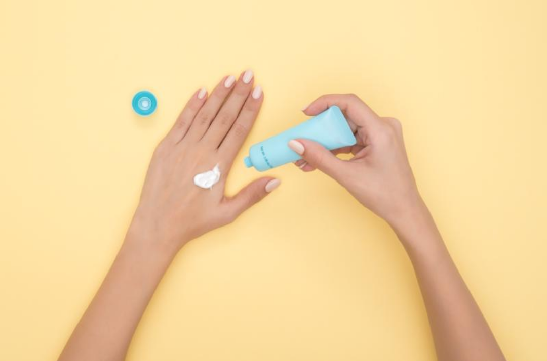 손등에 크림을 바르는 모습