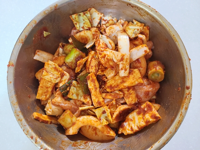 쌈장 소스에 버무려놓은 닭고기와 야채들