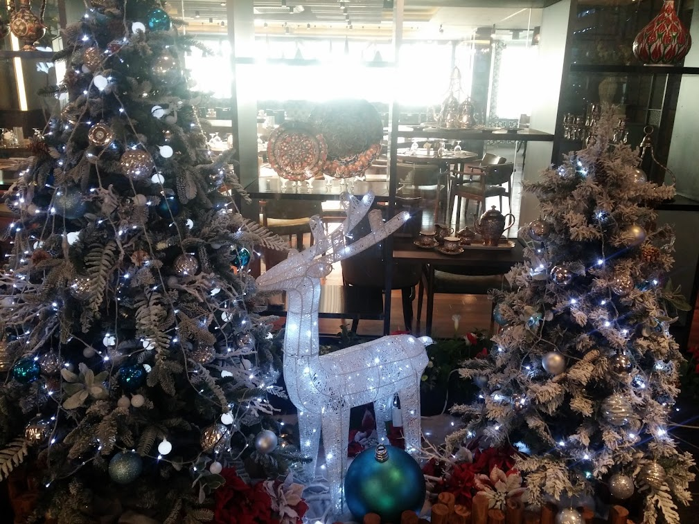 겨울 카페의 크리스마스 트리와 루돌프