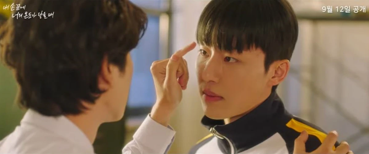 내손너_미술실씬_동희를_빤히_바라보는_호태