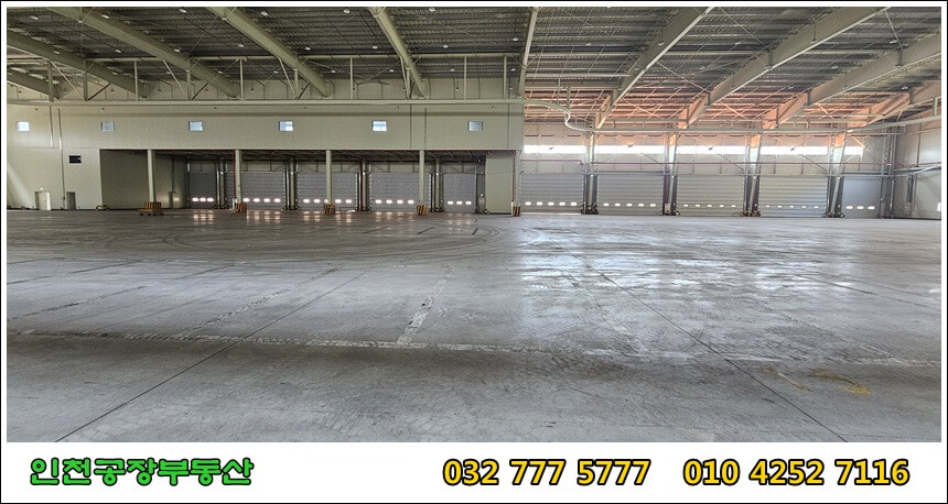 창고 내부 사무실 쪽을 바라보며 촬영한 사진