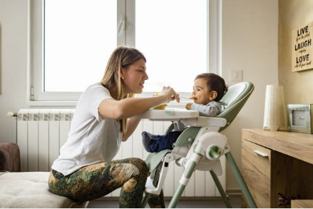 밥먹는 아기 이미지