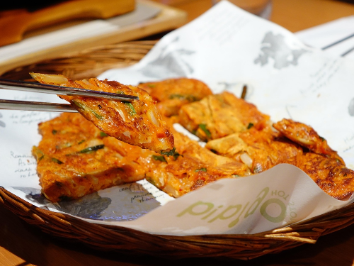 야채와 김치를 넣어 만든 김치전