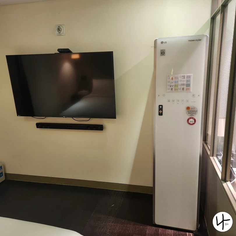 벽걸이-티비와-스타일러스