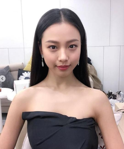 검은드레스를 입은 고민시의 모습