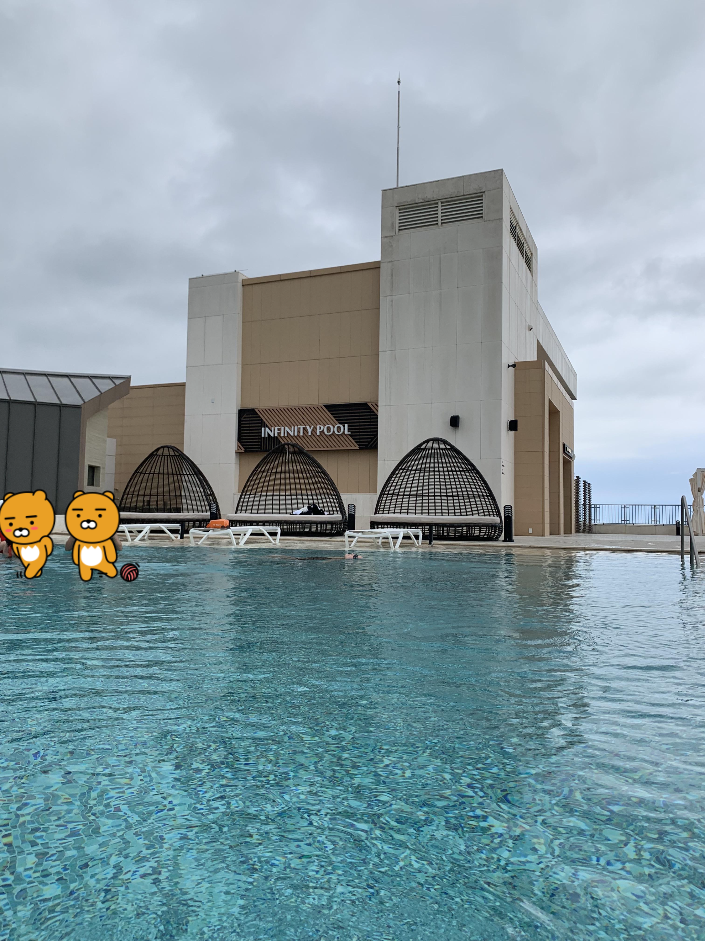 소노펠리체-델피노-인피니티풀-수영장-