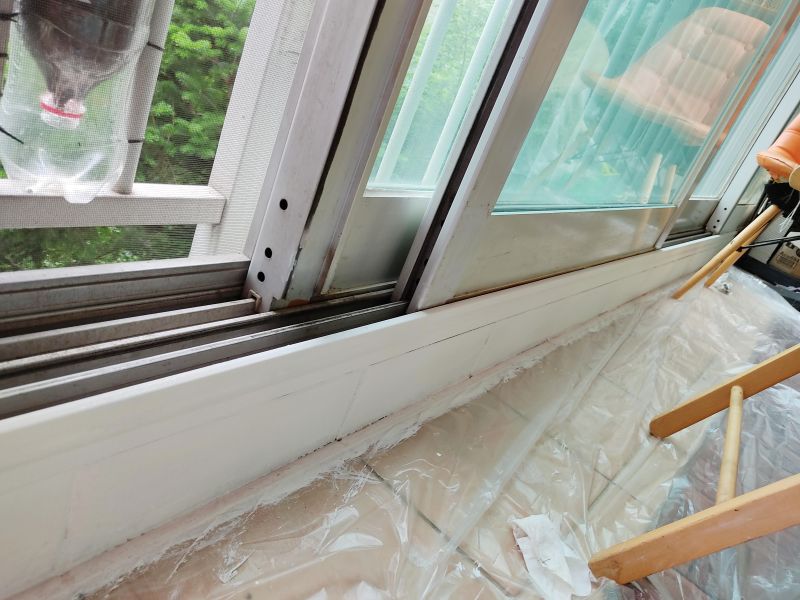 5회 도장으로 완전히 하얗게 변한 창틀