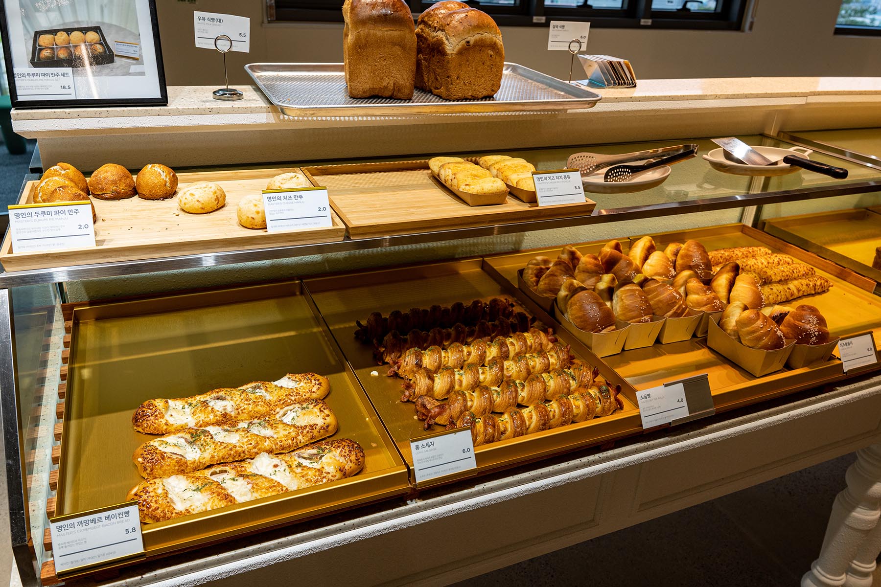 두루미 베이커리 카페 베이커리 진열대