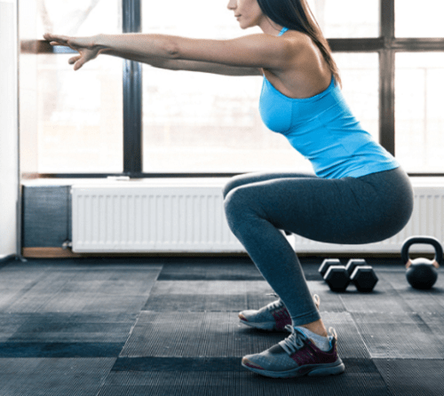 스쿼트 하는 모습