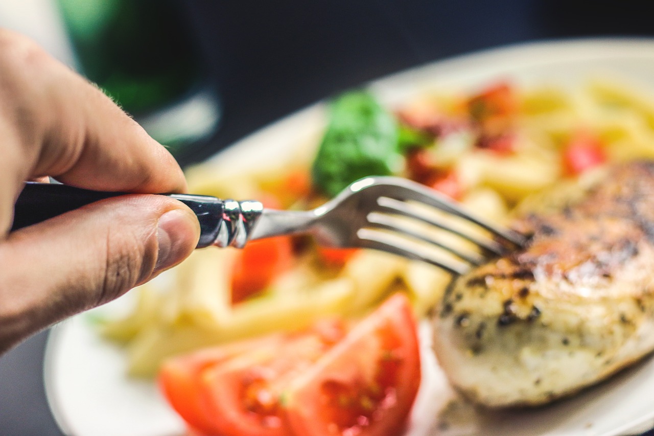 포크로 음식을 먹는 이미지