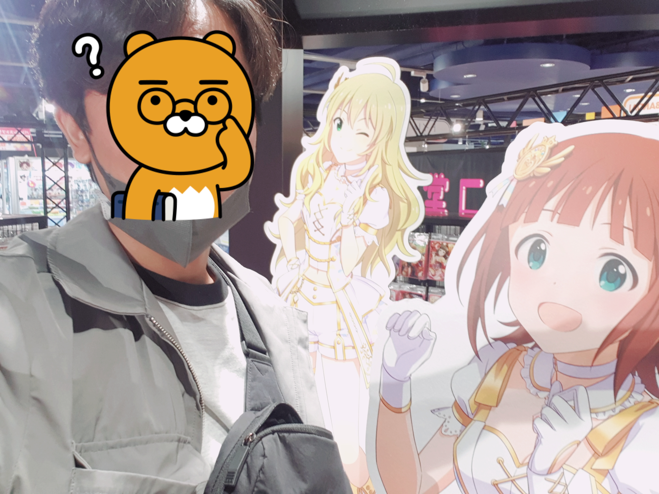 캐널시티 하카타 내 반다이몰에서 오타쿠인것 처럼 여성인형과 촬영