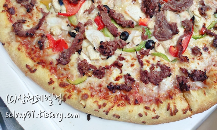 코스트코 불고기 피자 빵 부분과 토핑