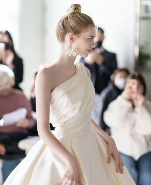 시작바이이명순-원숄더-미카도실크-웨딩드레스를-입은-모델