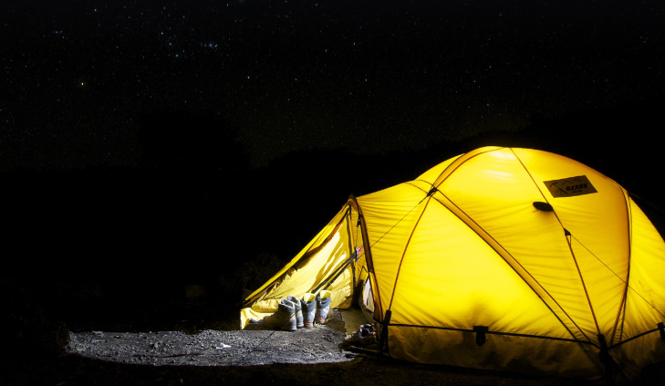 밤하늘에 텐트친 이미지