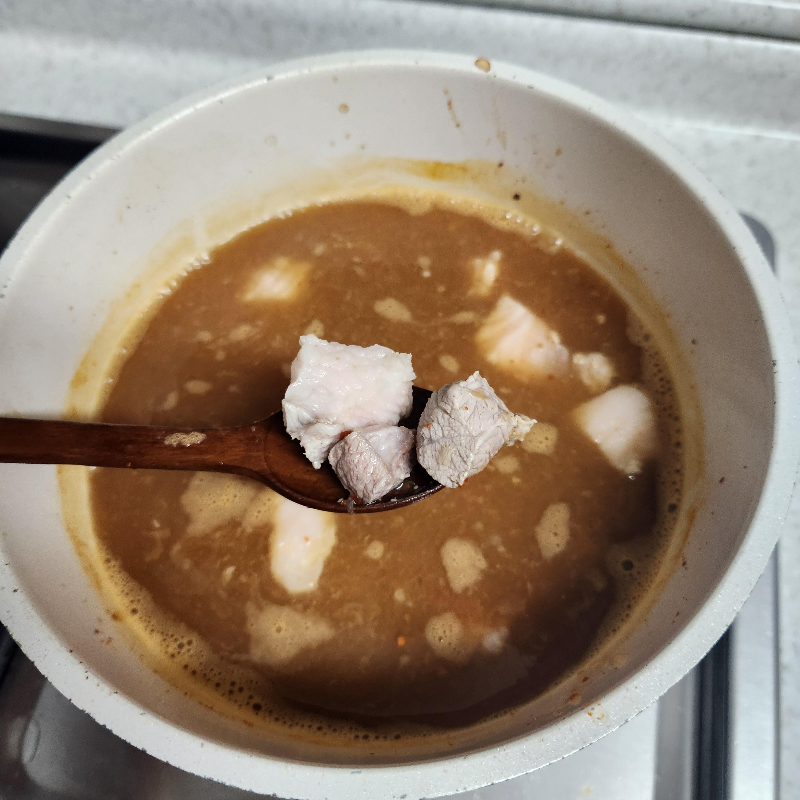 돼지고기 핏기 사라질 정도로 끓여 육수 내기