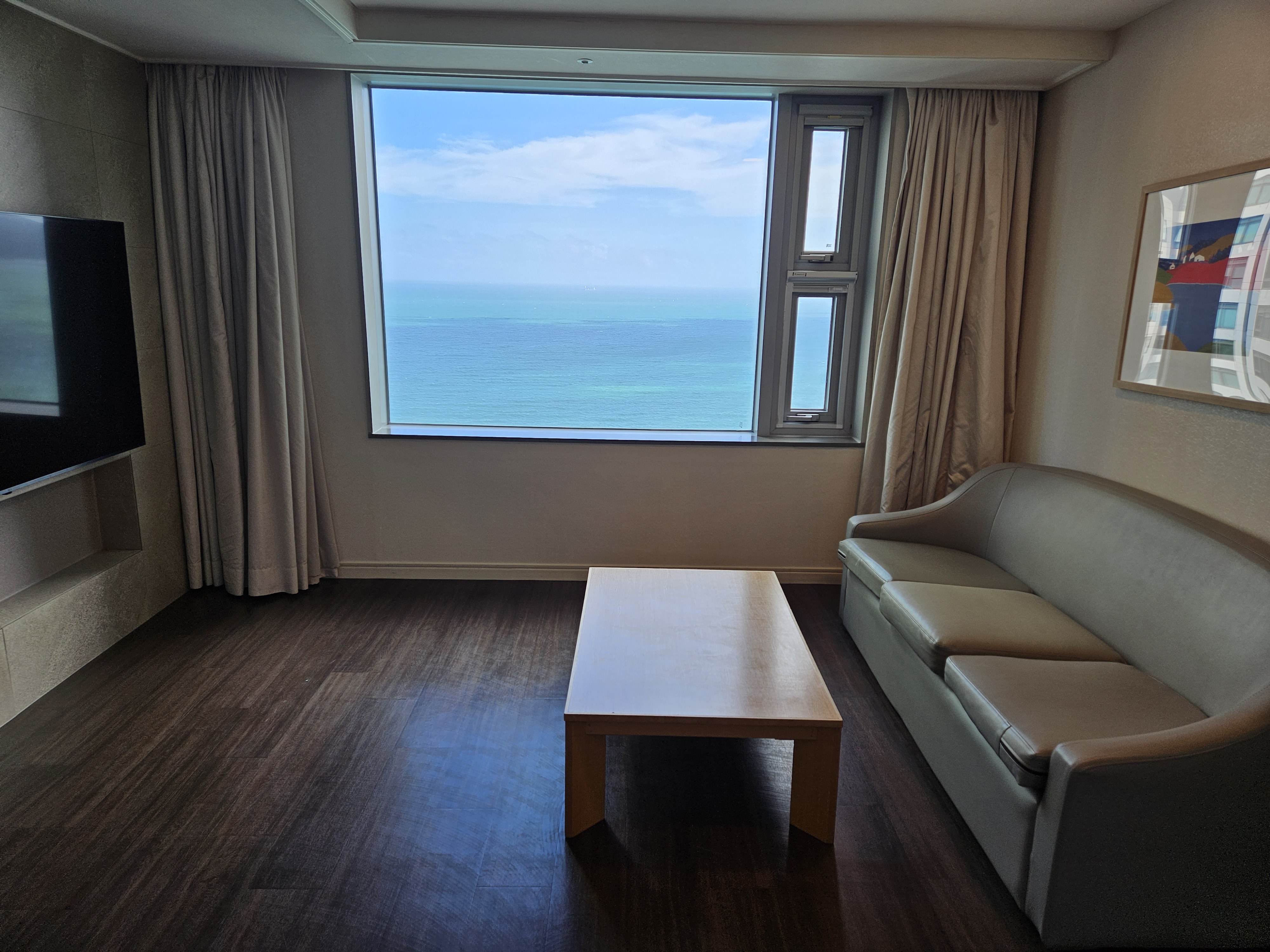 숙소 거실 전체 모습