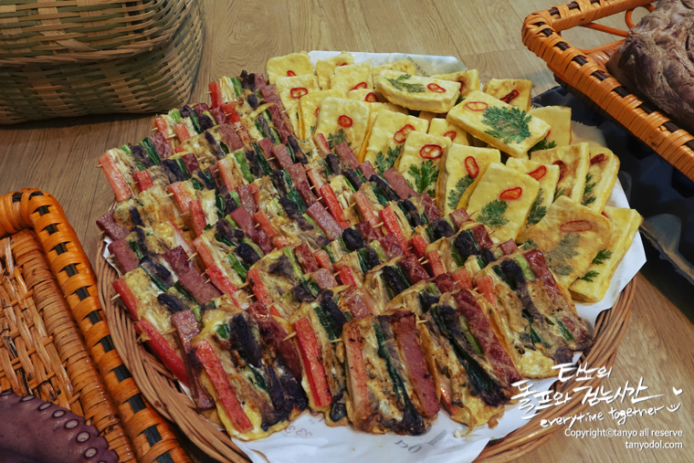 타뇨의셀프웨딩 타뇨 돌프 타뇨의돌프와걷는시간 부케 부토니에 목화부케 겨울부케 겨울결혼식 결혼식 한복드레스 한복 웨딩드레스 한복웨딩드레스 웨딩족두리 셀프웨딩 결혼준비 셀프웨딩메이크업 셀프웨딩헤어 웨딩브로치 면사포 쪽머리 다음블로거 구글애드센스 구글블로거 티스토리 파워블로그 이바지음식 답바지음식 전굽기 예쁜전 모듬전 자매전집 고기산적꼬치 깻잎완자전 표고완자전 버섯전 호박완자전