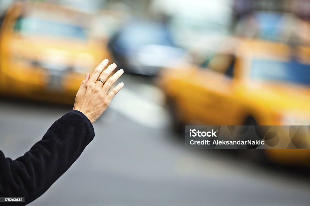 택시 앞에 서서 거부한다는 듯 손을 내밀고 있는 모습