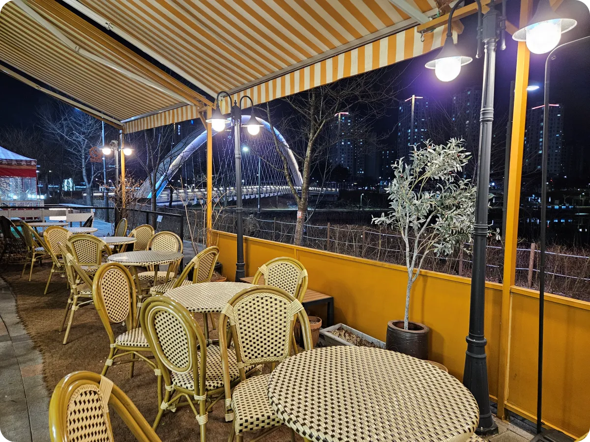 마담파이-하남미사-호수공원점-1층-테라스석-약경-조명