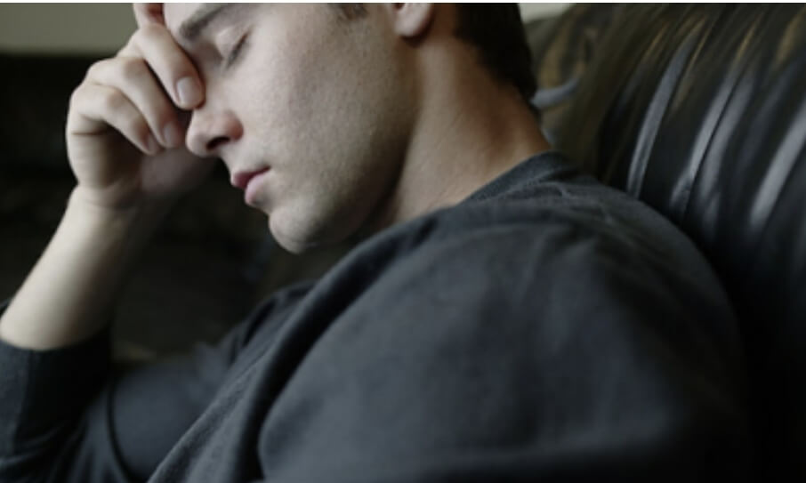 앉아서 좌절하고 있는 남자의 모습