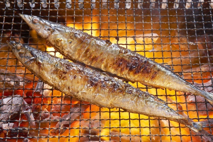 꽁치가 판 위에서 구워지고 있다.