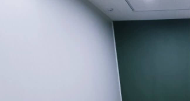 도배가-깔끔하게-이루어진-벽-천장