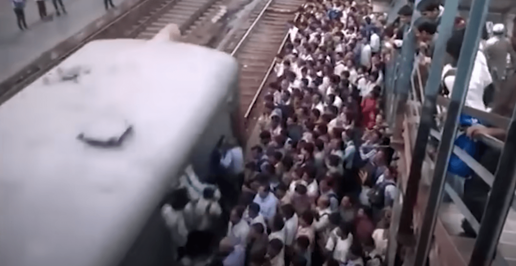 열차에 몰려드는 사람들1