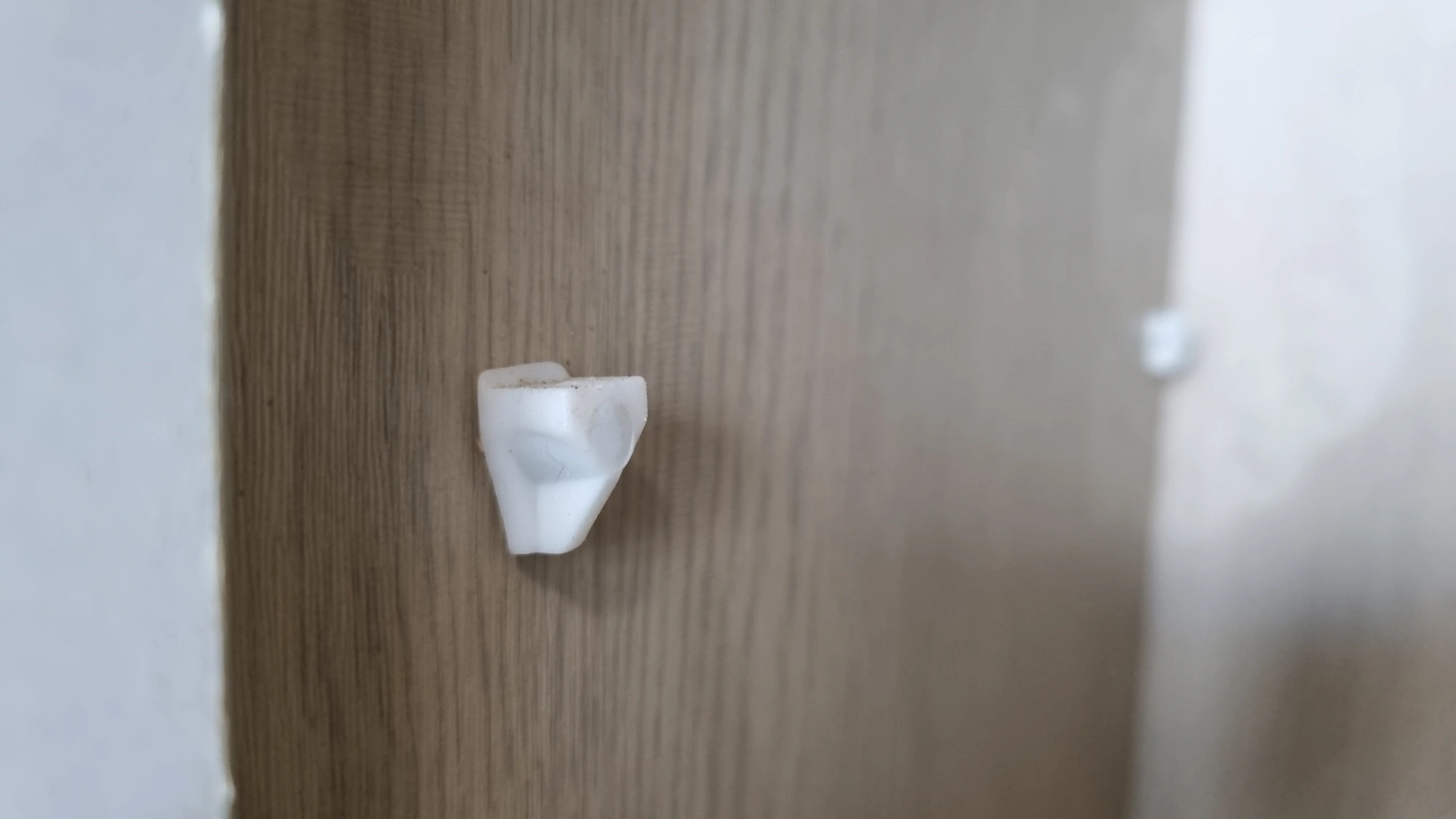 선반 고정 부품