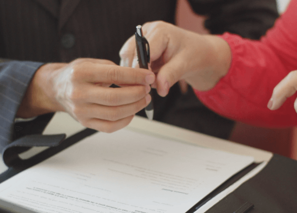 법률-사인-손-계약서