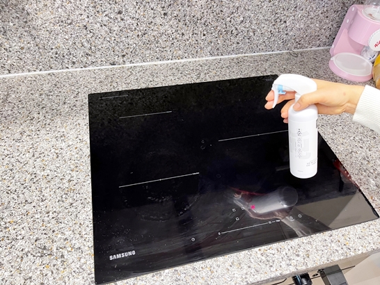 뿌리는-소독제-인덕션