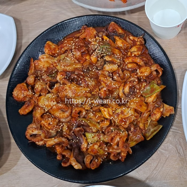 주꾸미 볶음이 준비되어 있습니다.