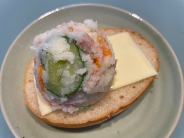 감자샐러드 샌드위치 - 브로첸 위에 슬라이스 치즈와 감자샐러드