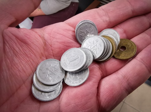 손 바닥 위 동전들