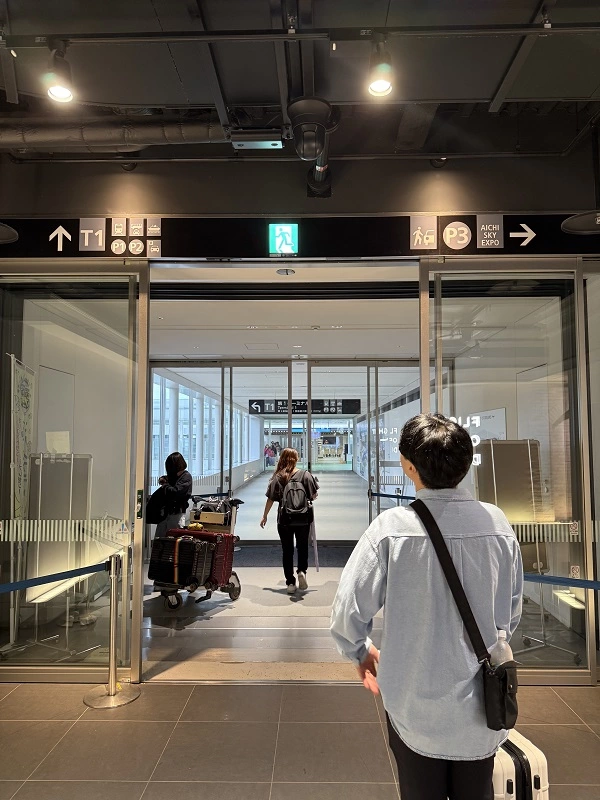 스타벅스 옆 T1 가는 통로