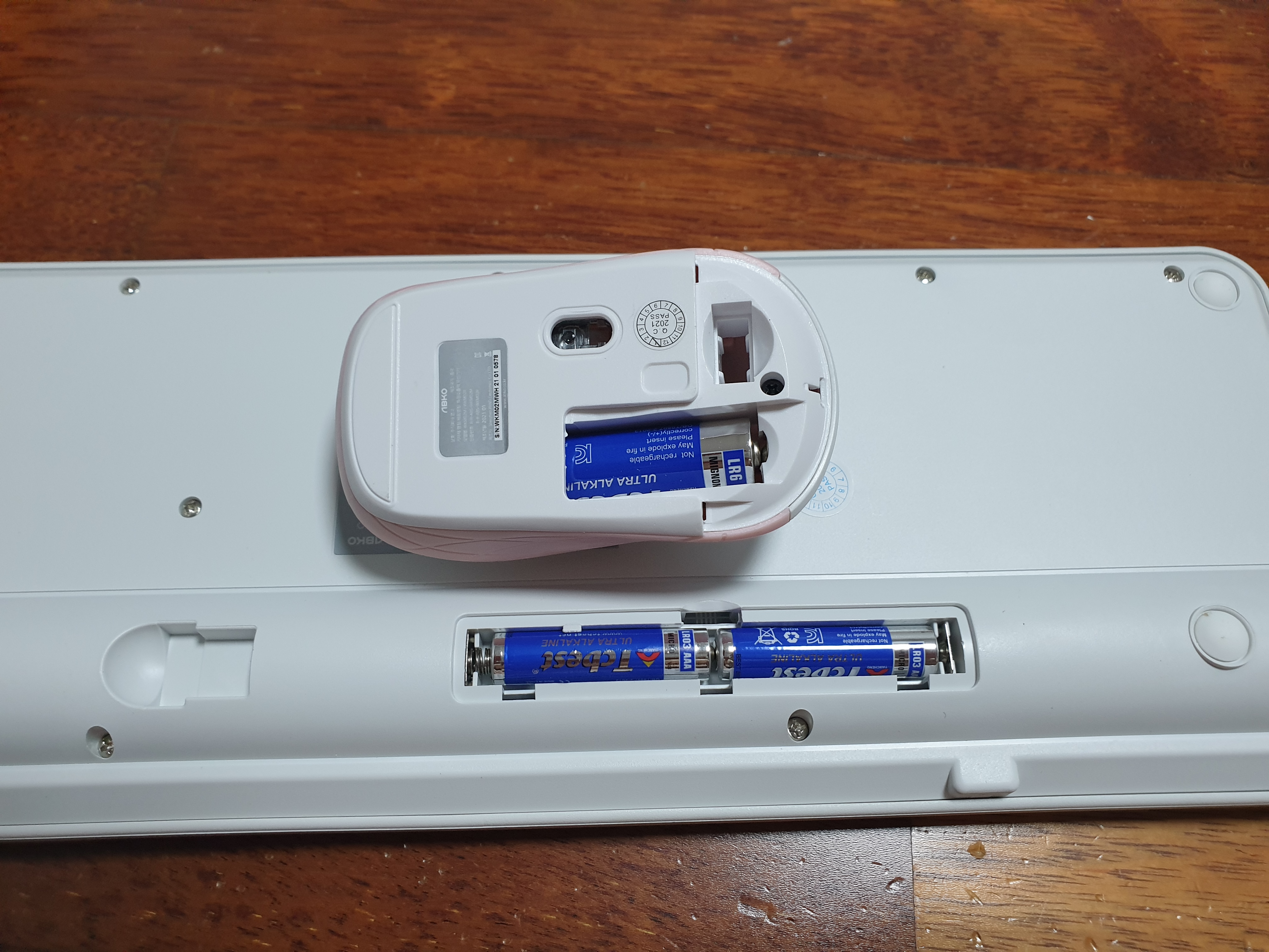 제품에 AAA건전지를 끼웠다