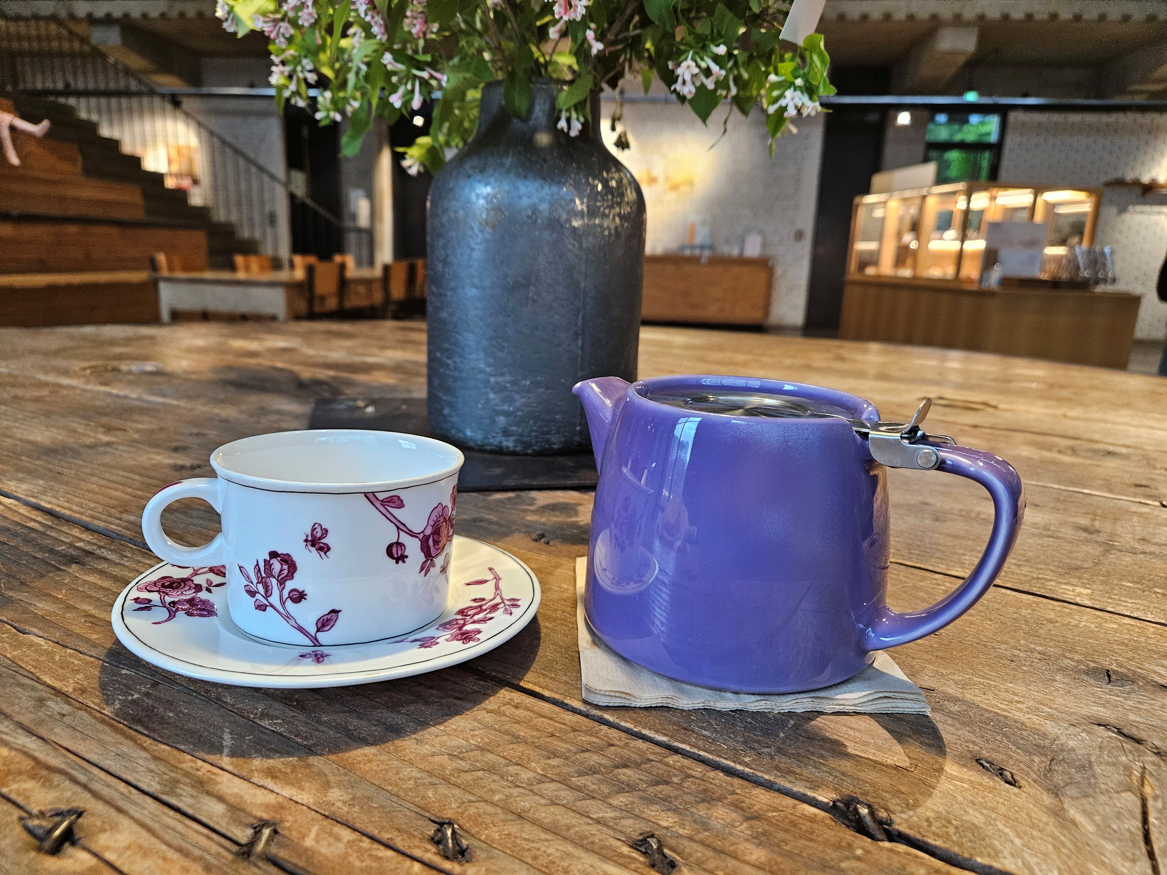 경기도양평-테라로사-나무테이블-위에-놓여진-꽃병-티포트-티