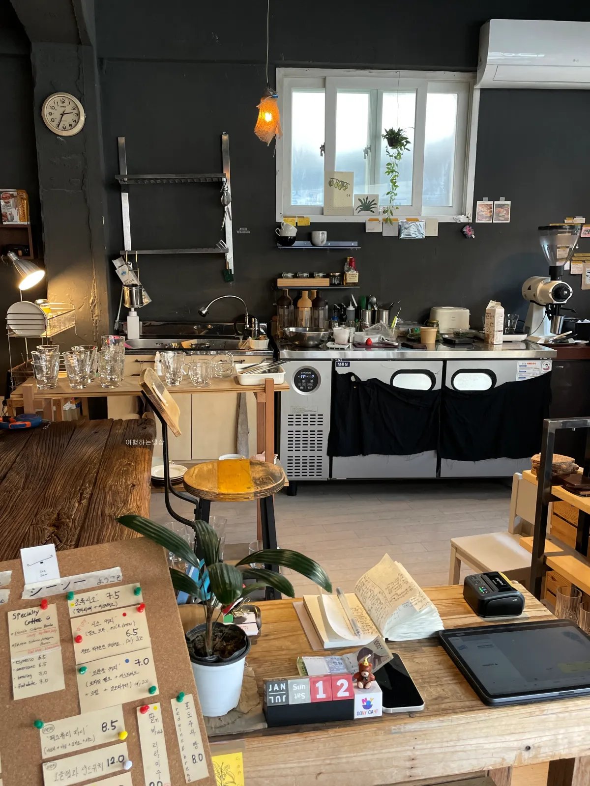 성북구-보문-카페-아늑하고-독서-작업하기-좋은-공간-카페-시소(see-saw)