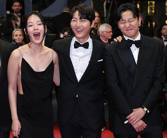 &#39;화란&#39;이 칸 영화제에서 공식 상영됐다. 홍사빈&#44; 송중기&#44; 김형서 등이 레드카펫에 섰다. [사진=플러스엠 엔터테인먼트]