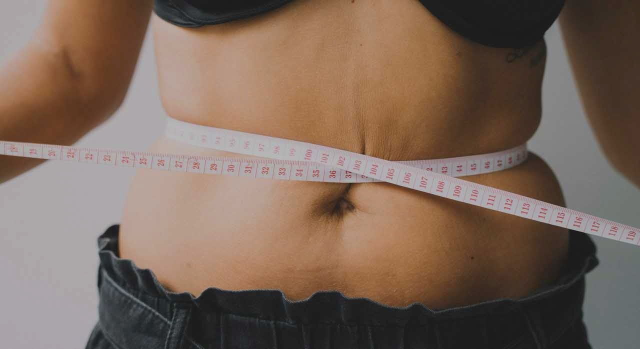 줄자로 허리를 졸라 매는 모습. [ⓒPexels &rsquo;Anna Tarazevich&rsquo;]