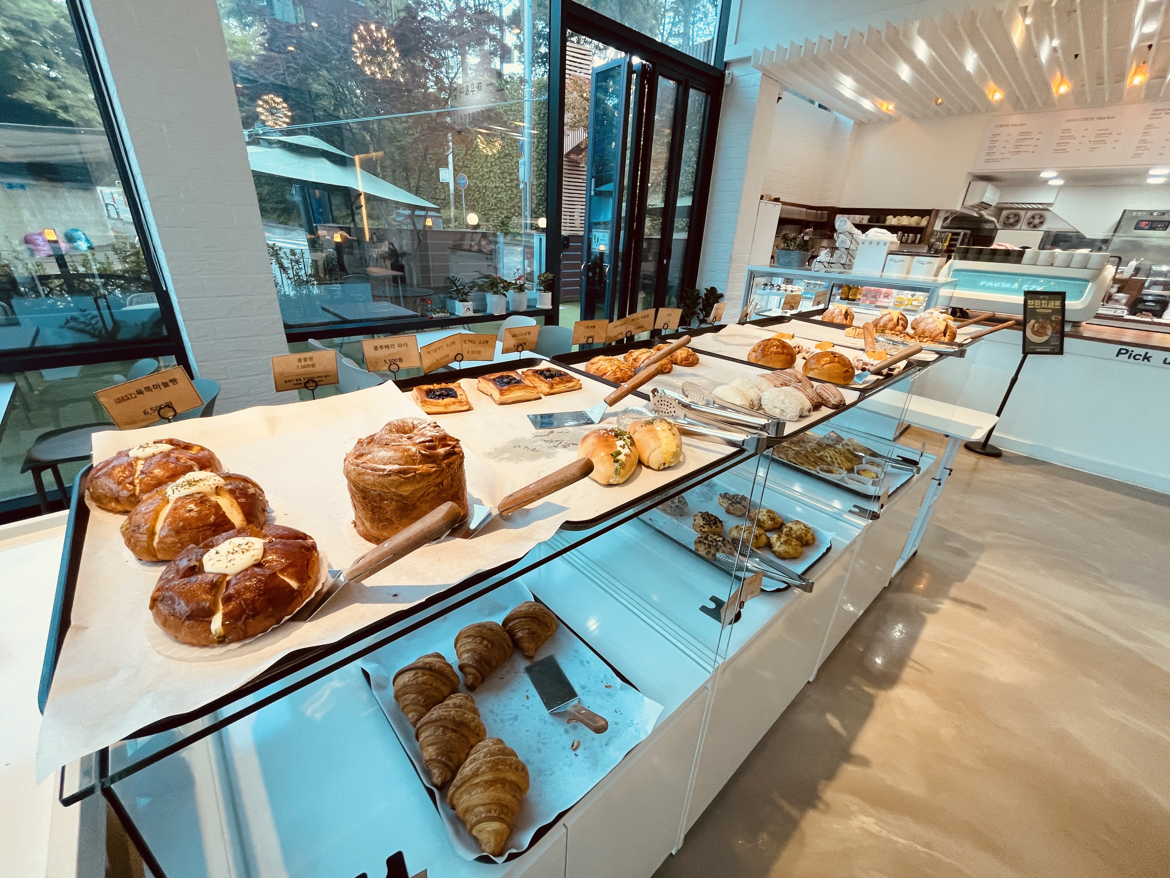 베이커리 모습 각 종 빵들이 판매되고 있는 모습