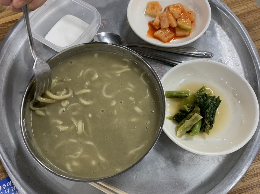 여수 청년몰에서 판매하는 갓파스타, 꼬치, 맥주 등 다양한 음식 모습