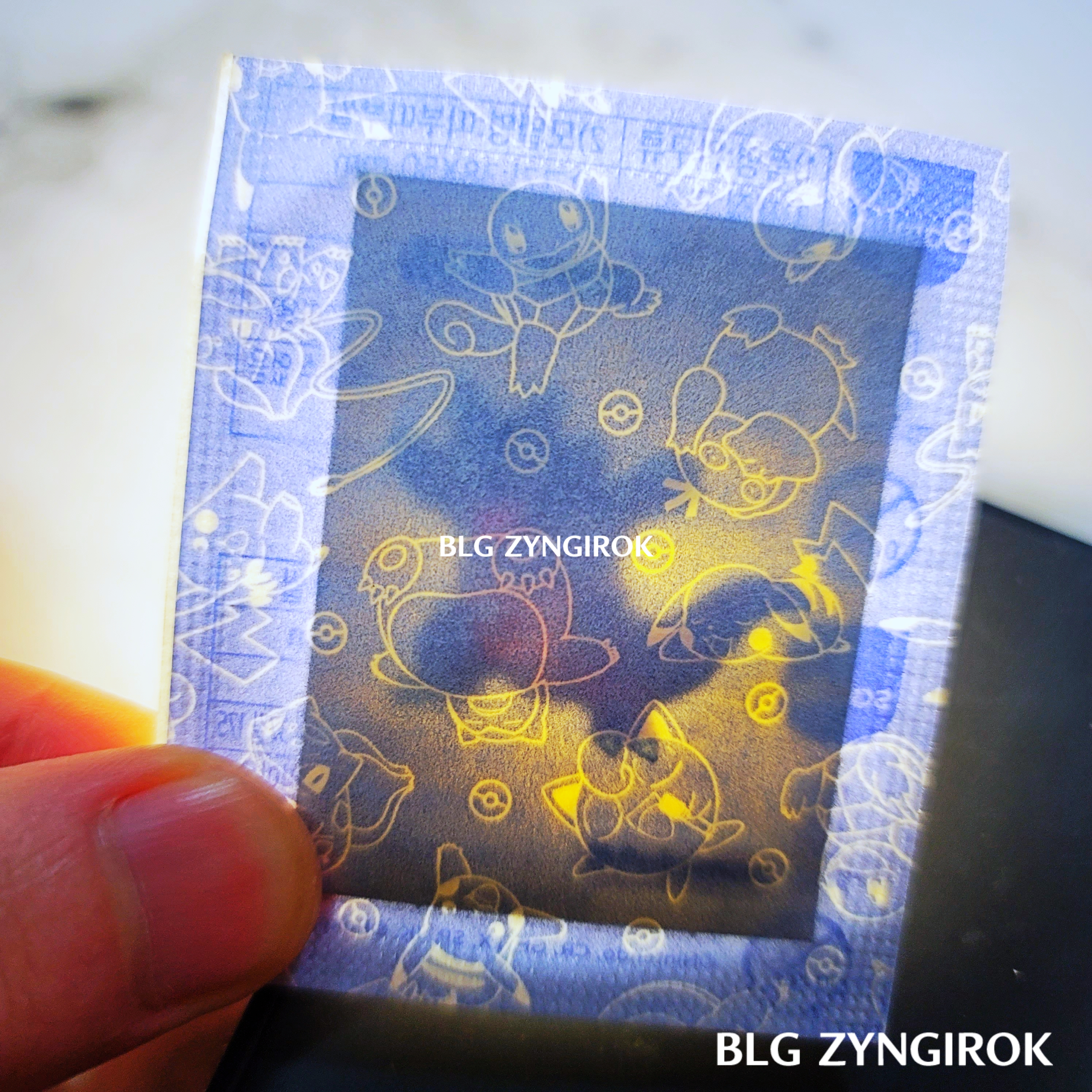 띠부띠부씰-코뿌리를-들고있다.